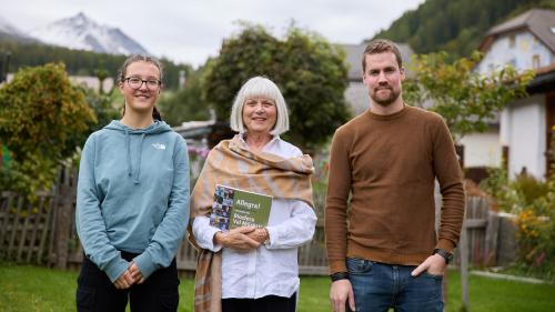 Ils trais chi han s-chaffi il cudesch: las auturas Anna Rodigari e Susann Bosshard-Kälin ed il fotograf Ivan Tschenett. Foto: Michael Steiner/fmr