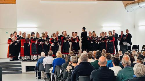 Der Cor mixt Champfèr unter der Leitung von Ladina Simonelli während seiner Darbietung im Auditorium der 
Gemeinde Domaso. Foto: z. Vfg