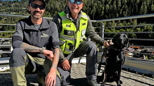 Duri Schwenninger (rechts) mit Hündin Kesch Mountain Aylany und dem Organisator und Prüfungsleiter Philipp Imboden. Foto: CertAid
