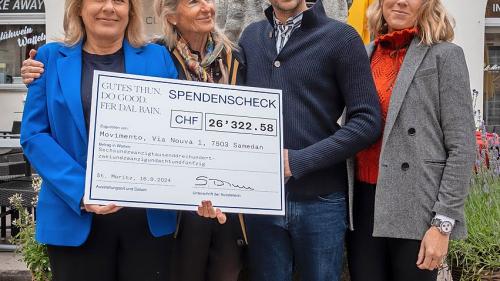 (v.l) Prisca Anand, Susanne Thun, Angelo De Luca und Vroni Ganz bei der Übergabe des Schecks. Foto: z. Vfg