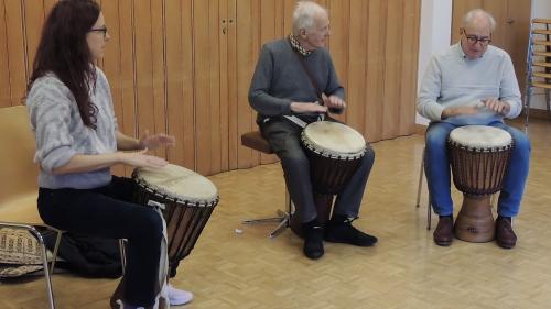 Il grond maister Pierre Favre (immez) insembel cun Valeria Zangger ed ün scolar (fotografia: Benedict Stecher).