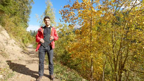 Giorgio Renz, indschegner forestal da l’Uffizi da god, in gir tras il god da Sfondraz (fotografia: Michael Steiner).