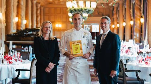 Der 17-Punkte-Koch Fabrizio Zanetti, umrahmt vom Direktionspaar Esther und Peter Egli. Fotos: Suvretta House