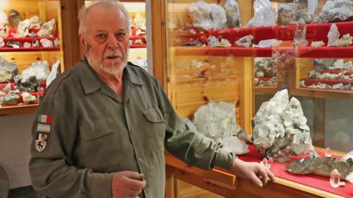 Il mineralog Edy Romani da Buorm es i in tschercha da minerals, fossils e crappa in tuot la Val Müstair ed ha publichà ün cudesch cun seis resultats (fotografia: Martin Camichel).