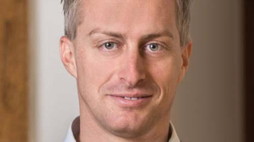 Urs Cadruvi banduna la Lia Rumantscha (fotografia: Mattias Nutt).