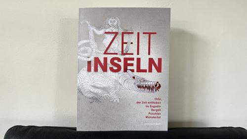 Üppiges Sgraffiti aus dem Jahr 1659, zu bewundern an einer Hausfassade in Cinuos-chel, ziert den Buchumschlag zu den Orten, der Zeit enthoben, von Judith Rickenbach. Foto: z. Vfg