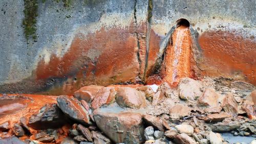 L’aua minerala da Val Sinestra cuntegna sco unica in Svizra arsenic (fotografia: Martin Camichel/FMR).