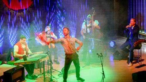 Unterhaltung pur: Die «Appenzeller Welttournee» mit, von links: den Musikern Benjamin und Josef Rempfler, dem 
Kabarettisten Philipp Langenegger, Kontrabassist Walter Neff und dem Stimmkünstler Martin O. Fotos: Jon Duschletta