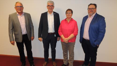 Ils ultims trais capos da Scuol (da schnestra): Christian Fanzun, Jon Domenic Parolini, Aita Zanetti cul moderatur Nicolo Bass (fotografia: Benedict Stecher).