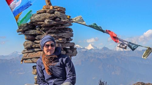 Tina Roner sün üna muntogna i’l Butan, davant las binderas tipicas pel Himalaja (fotografia: mad).