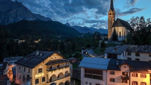 Die Kirche von Scuol wird heute dezent beleuchtet, ebenso das Museum. Foto: Reto Marty