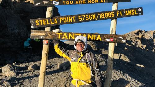 «Es ist ein unbeschreibliches Glücksgefühl!» Chasper Ans Gaudenz auf dem «Kibo», dem Kilimandscharo-Massiv in Tansania. Foto: Chasper Ans Gaudenz 
