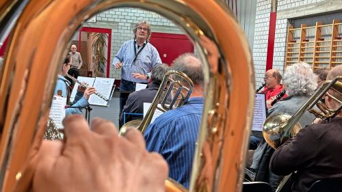 Reto Mayer es respunsabel pel chomp da musica 16plus ed el ha dirigi la prüma prouva cumünaivla in sonda passada a S-chanf. fotografia: Nicolo Bass