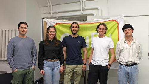 Daspö quista prümavaira procuran Simon Scandella, Mevina Conrad, Mic Armon Conrad, Lucas Kirchen (president) e Flurin Schlegel (da schnestra) sco suprastanza per nouv schlantsch illa GiuRu. fotografia: Uolf Candrian