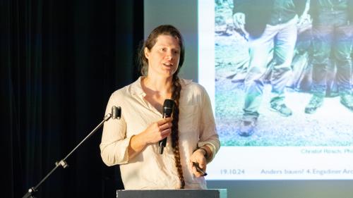 Die Architektin und Präsidentin des Vereins kalkwerk, Delphine Schmid aus Ramosch, führte an den Architekturtagen in Nairs in die faszinierende Welt natürlicher Baustoffe wie Kalk und Lehm ein. Foto: Jon Duschletta