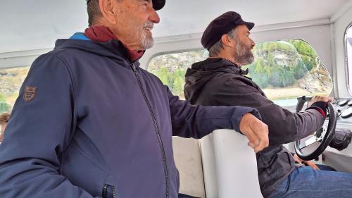 Franco Giani übergibt das Ruder des höchstgelegenen Linienschiffs «Sils Maria» an Kapitän Luca Crosta. Fotos: Urs Oskar Keller