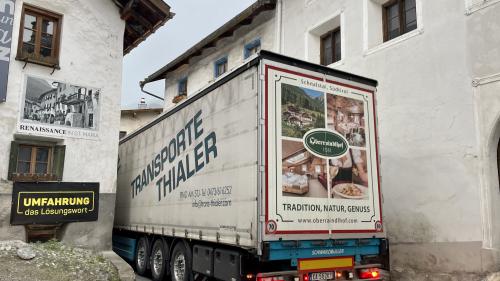 Sco lö da cruschada tanter il Fuorn, l’Umbrail e’l Vnuost patischa Sta. Maria cun sias vias strettas daspö decennis dal trafic da transit (fotografia: Fadrina Hofmann).