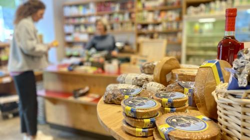 Produkte von lokalen Produzenten werten das Sortiment in den Engadiner Bioläden auf. Foto: Fadrina Hofmann