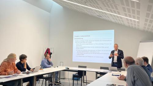 Regierungsrat Peter Peyer und Studienprojektleiter Marc-André Giger präsentierten die Ergebnisse der Vorstudie ‚Spitalplanung 2026+» am Freitag in Chur. Foto: Jan Schlatter