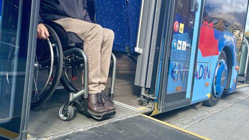 Erwin Graf ist froh um jede behindertengerechte Bushaltestelle. Foto: Fadrina Hofmann