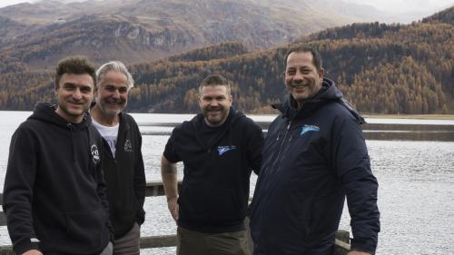 OK-Präsident Nico Walther, der Präsident des Fischereivereins Lej da Segl, Antonio Walther, Andi Fäh und Matthias Ardizzon vom Verein Abfalltaucher Schweiz (von links) freuen sich auf die Clean-Up-Aktion im nächsten Jahr. Foto: Reto Stifel