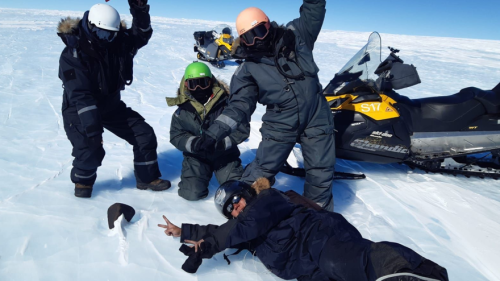Das Forschungsteam mit dem neu gefundenen 7,6 kg schweren Meteoriten. Foto:Maria Schönbächler / ETH Zürich