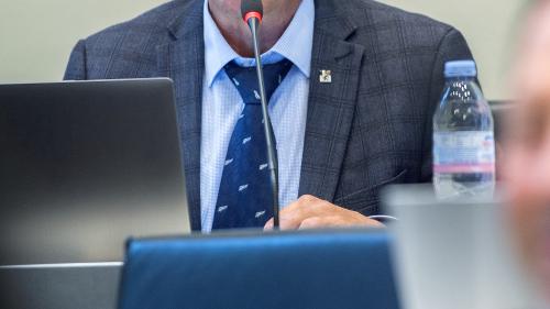 Il grond cusglier Rico Lamprecht dürant l’ura da dumondas i’l Grond cussagl (fotografia: Somedia Press AG).