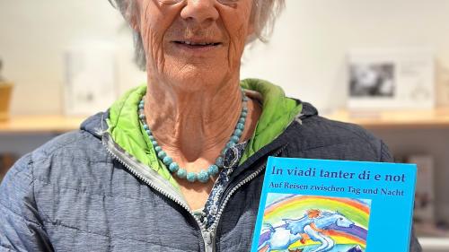 Ursina Ganzoni da Sent preschainta seis nouv cudesch «Ün viadi tanter di e not» (fotografia: Nicolo Bass).