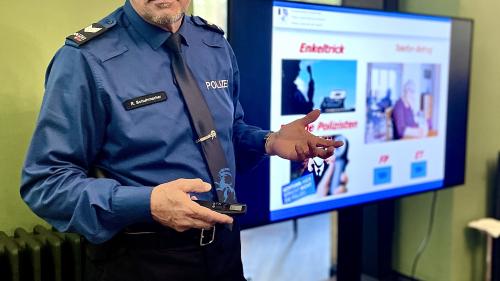 René Schuhmacher ist für die Kantonspolizei Graubünden für die Prävention zuständig. Foto: Fadrina Hofmann