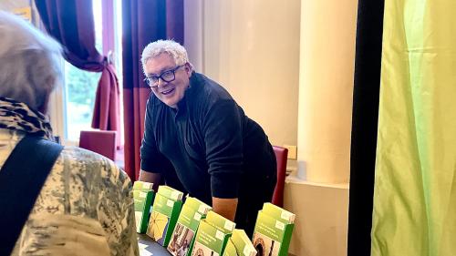 Fachpersonen informieren zu Fragen über betreuende Angehörigen. Foto: Fadrina Hofmann