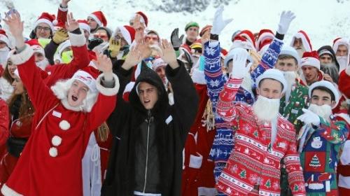 Alle Nikoläuse hatten Spass an der ClauWau Weltmeisterschaft in Samnaun. Foto: swiss-image.ch/Andy Mettler