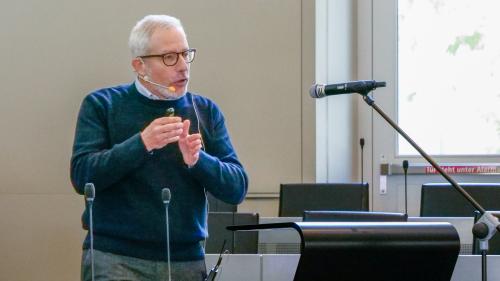 Andreas Beer aus Zernez sprach als Vertreter des Vereins Smart Grid Schweiz über gemachte Erfahrungen in Bezug auf den Klimaschutz und blickte mit gemischten Gefühlen in die Zukunft. Fotos: Jon Duschletta