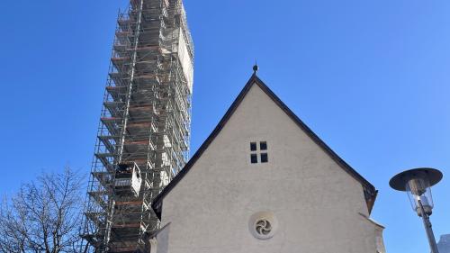 Fin bod süsom il clucher han interessadas ed interessats pudü ir cul ascensur. fotografia: Fadrina Hofmann