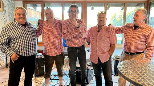 L'Alpina Quintett cun Jon Domenic Davaz (da schnestra), Otto Davaz, Reto Mayer, Robert Demonti ed Ernest Vital (fotografia: Nicolo Bass). 