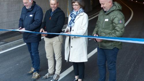 Pronts per tagliar il bindel ed inaugurar il tunnel Val Alpetta, Reto Knuchel (da schnestra), Fadri Riatsch, Carmelia  Maissen e Daniel Högger (fotografia: Flurin Andry).