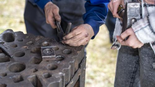 Ils uffants da la setavla classa fan la visità ad üna trentina d'affars indigens (fotografia: Foto Taisch Scuol). 