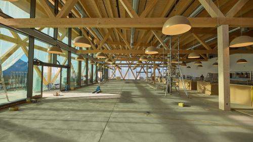 Intant amo plütöst plazzal da fabrica co restorant: s-chars ün mais e mez restan per finir las lavurs (fotografia: Michael Steiner).