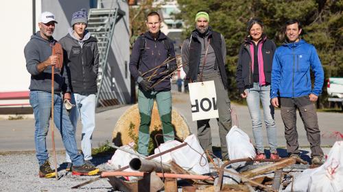 Cla Mosca (a schnestra) e la gruppa da voluntaris cun lur «racolta» davo duos uras d’ingaschamaint (fotografia: Michael Steiner).