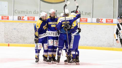 Der CdH Engiadina besiegt den Aufsteiger Glarner EC mit 5:4 (Foto: Marco Ritzmann). 