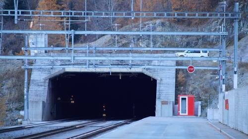 25 ons tunnel dal Vereina: La foura da 19 kilometers ha influenzà in divers möds la regiun Engiadina Bassa/Val Müstair – cun daplü giasts, daplü trafic ed eir daplü mobilità (fotografia: Michael Steiner).