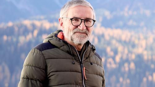 Richard à Porta observa il svilup da l’economia in Engiadina Bassa daspö decennis (fotografia: Michael Steiner).