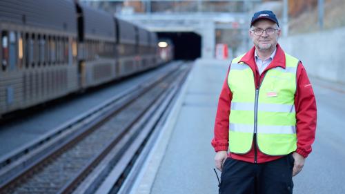 Simon Rohner pissera sco capogestiun daspö desch ons cha’l trafic tras il tunnel funcziuna. El es inchantà da la lavur strategica e da quella pratica (fotografias: Michael Steiner).