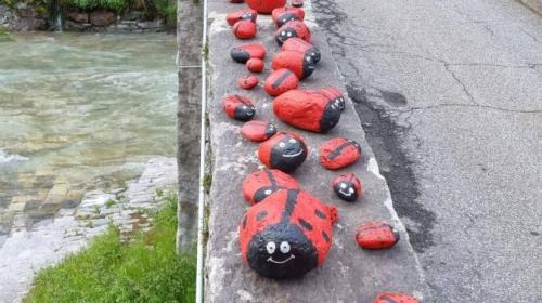 Viele bunte Marienkäfer verzierten die Brücke in Stampa. Foto: z. Vfg