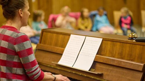 Nina Mayer fa cullas mattas dal coro «minis» las prouvas pel concert (fotografia: Michael Steiner). 