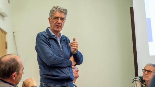 Maurizio Pirola wurde in den Zentralvorstand des Schweizerischen Baumeisterverbands gewählt. Unten, v.l.: Referent Peter Cadelbert sowie Michael Tanno und Andreas Felix vom Graubündnerischen Baumeisterverband GBV. Foto: Jon Duschletta