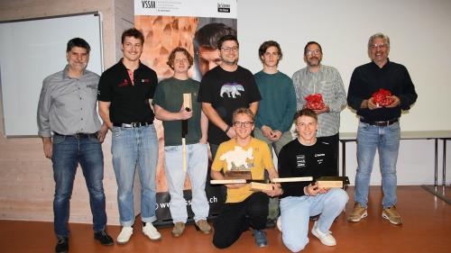 (v.l.stehend) Remo Püntener (Präsident VSSM GR), Elmar Wyrsch, Simon Schmid, Yanik Debrunner, Franz Walter Köppl, Frank Tonello (Kursleiter Samedan), Pieder Alig (Kursleiter Ilanz), (v.l. kniend) Florin Berni, Robin Bläsi. Foto: Jürg Gasser