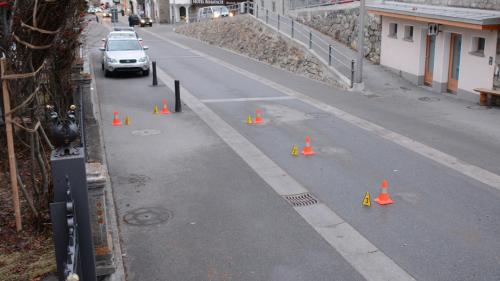 Hier entdeckte der Chauffeur den schwer verletzten Mann. Foto: Kantonspolizei Graubünden 