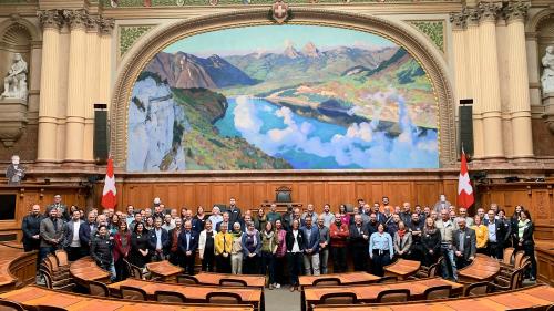 Tuot las impiegadas ed ils impiegats rumantschs da la Confederaziun chi d’eiran gnüts a l’aperitiv da Martin Candinas. fotografia: mad