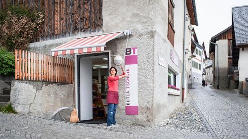 La butia da cumün a Tschlin festagia ingon seis giubileum da 20 ons. fotografia: Flurin Andry