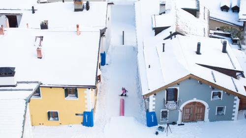 Mit Snowboard und Freeskiern durch Silvaplana: Am Winter-Opening entpuppte sich «Silvaplana Rocks The Rail» als Highlight. Foto: z. Vfg